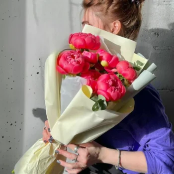 Букет розовых пионов