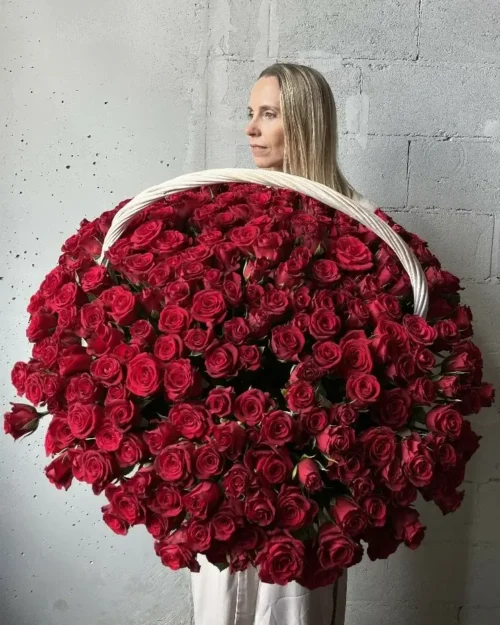 Корзина из 301 красной кенийской розы