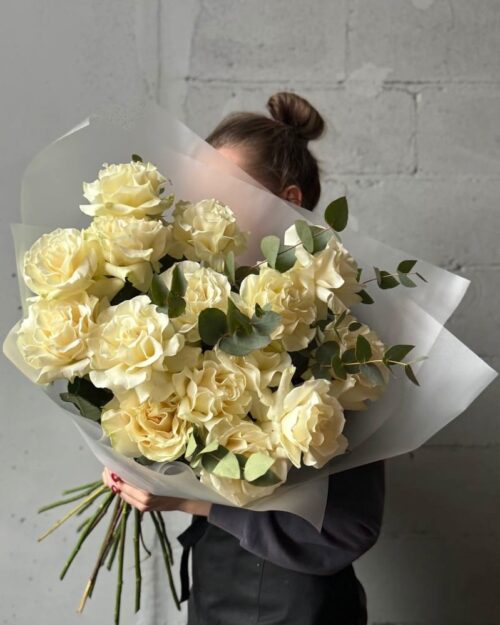 Букет из 15 французских роз с эвкалиптом (white)