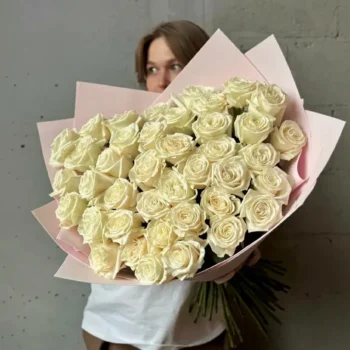 Эффектный букет из 35 белых роз