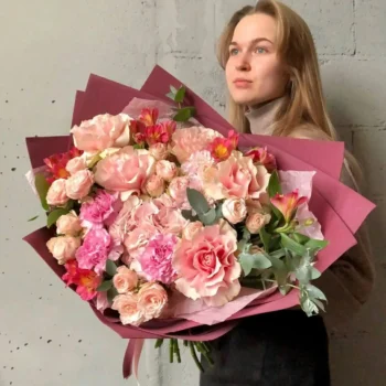 Авторский букет «Вишнёвый клафути» с французскими розами и альстромериями, р-р L